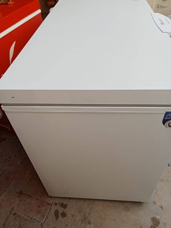 We are selling Dawlance freezer new model 1 door 2