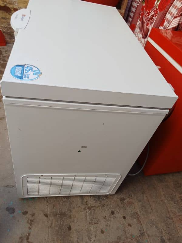 We are selling Dawlance freezer new model 1 door 4