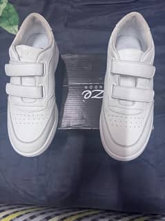 unze London white sneaker