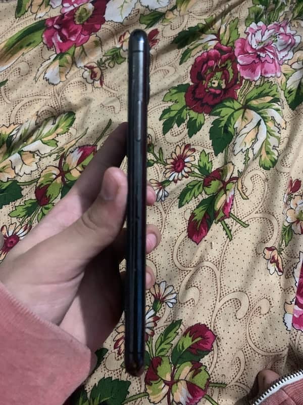 iPhone 11pro max (exchange possible) 1