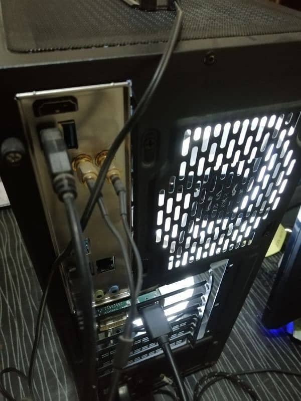 9th gen Gaming pc with rgb case 12