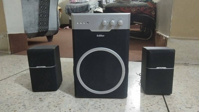 Selling Edifier speakers set 1