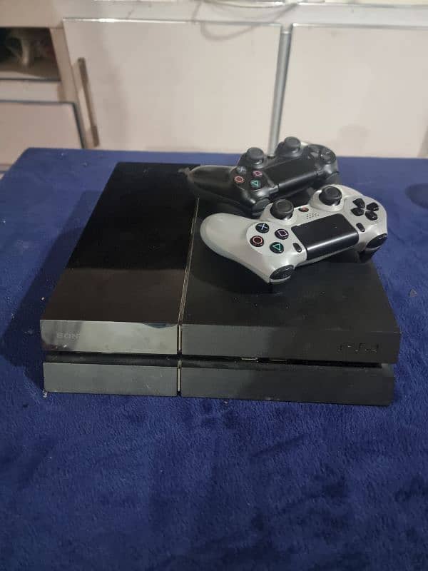 PS4 Slim 500 GB with two Controllers 1