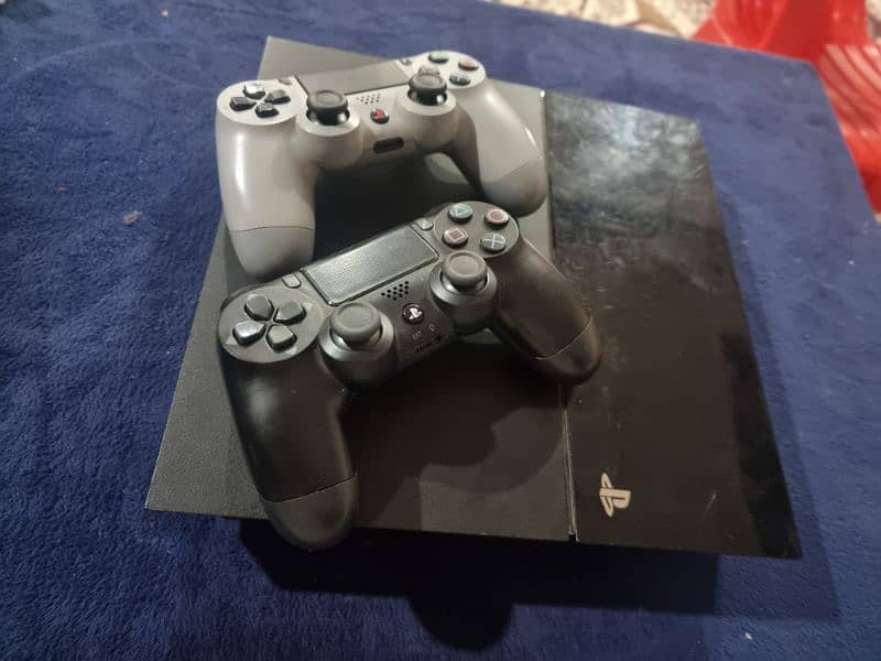 PS4 Slim 500 GB with two Controllers 2