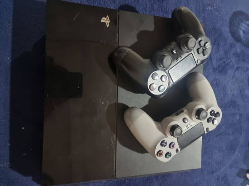 PS4 Slim 500 GB with two Controllers 3