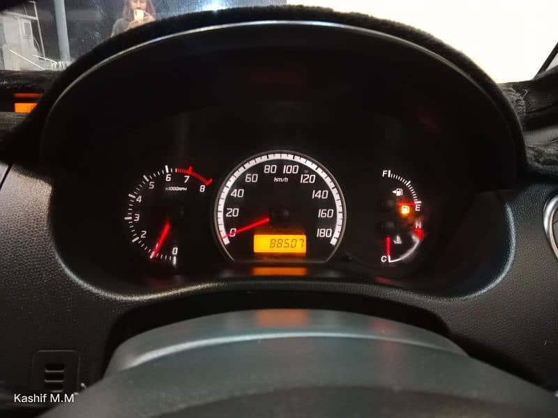 Suzuki Swift Dlx Model 2015 9