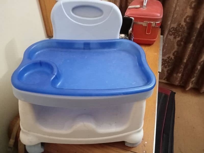 Plastic Feeding Chair in very good condition 0