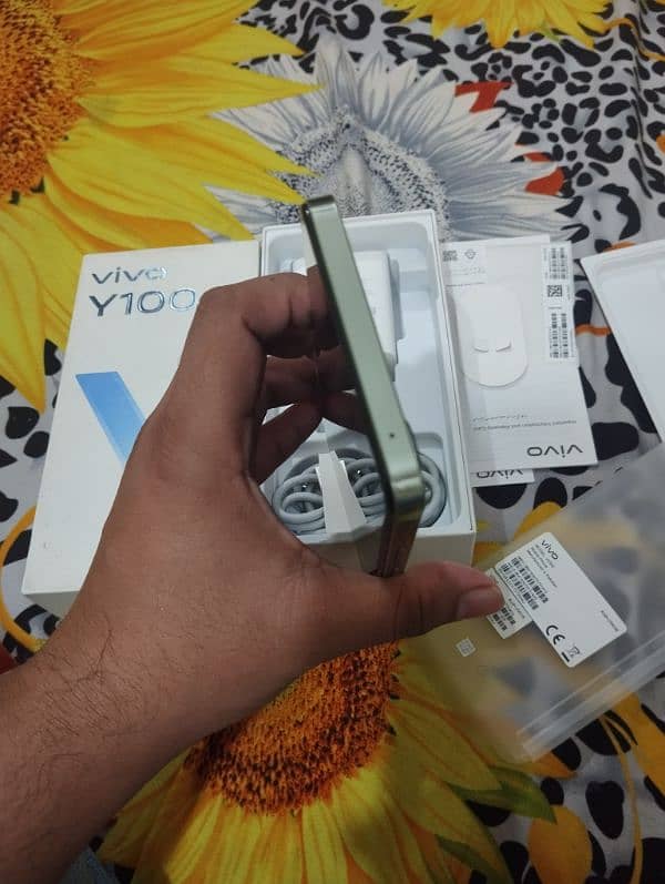 vivo Y100 8/256 complete samn with 10 monts wrnty 1