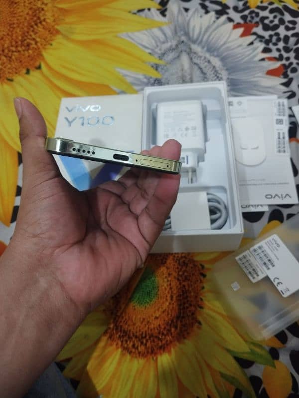 vivo Y100 8/256 complete samn with 10 monts wrnty 5