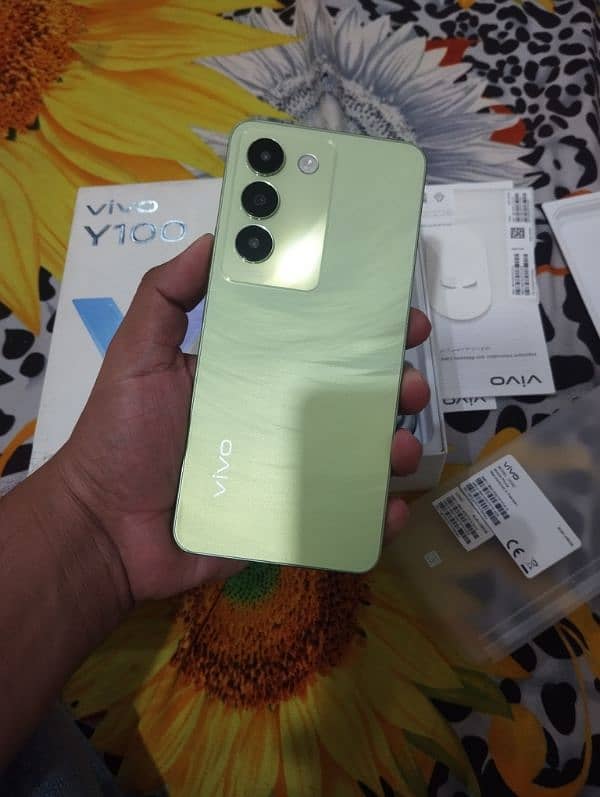 vivo Y100 8/256 complete samn with 10 monts wrnty 7