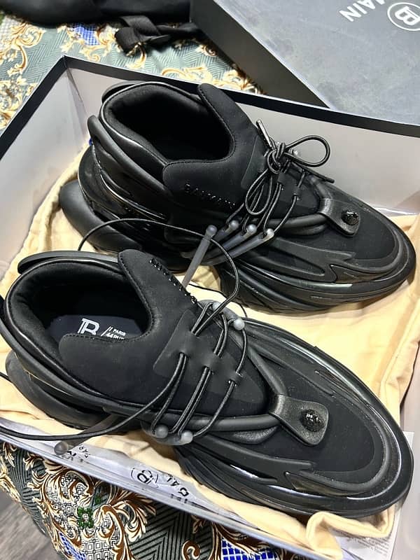 balenciaga black unicorn 0