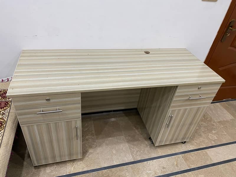 Computer table for sale in very good condition 1