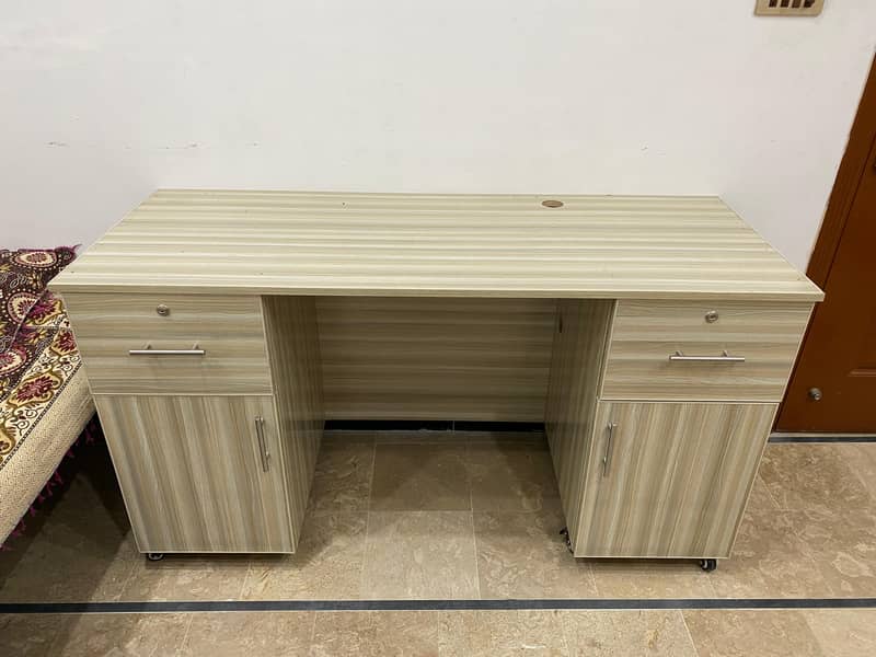 Computer table for sale in very good condition 8