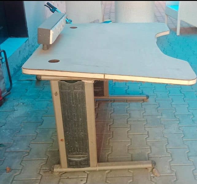 computer table very hard material 1