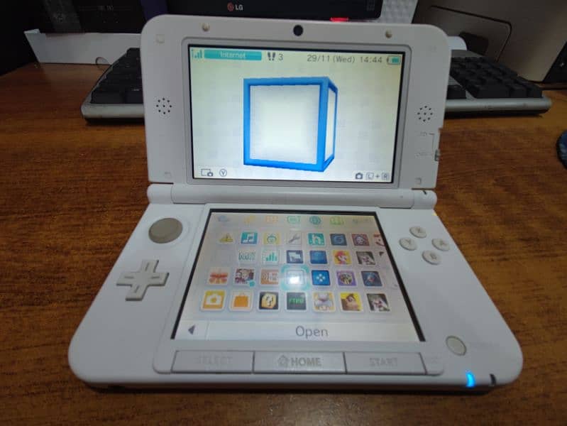 Nintendo 3DS XL Hacked - 32GB Micro-sd Card - Lots if Games 4