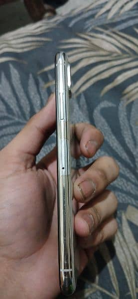 Iphone XS 64GB PTA Approved White Colour Dual Sim Working 2