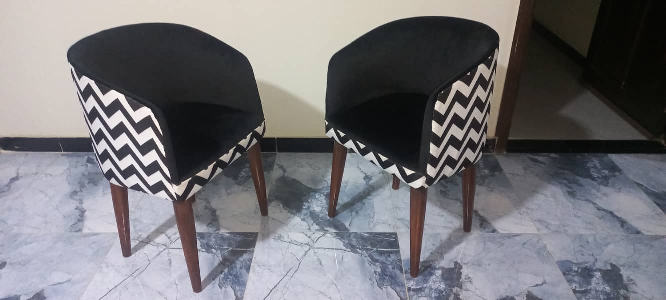 Dining Chairs Set Available for Sale 0