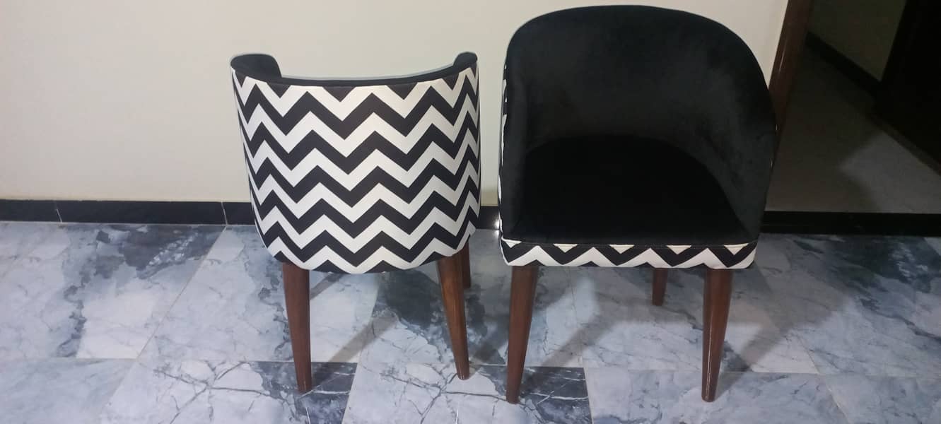 Dining Chairs Set Available for Sale 1