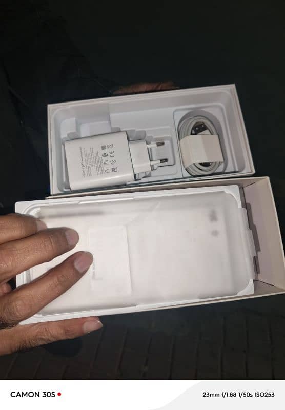 vivo y100 256 gb with box and charger lush condition 5