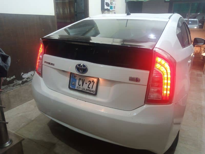 Toyota Prius 2011 total original 100% new car 0