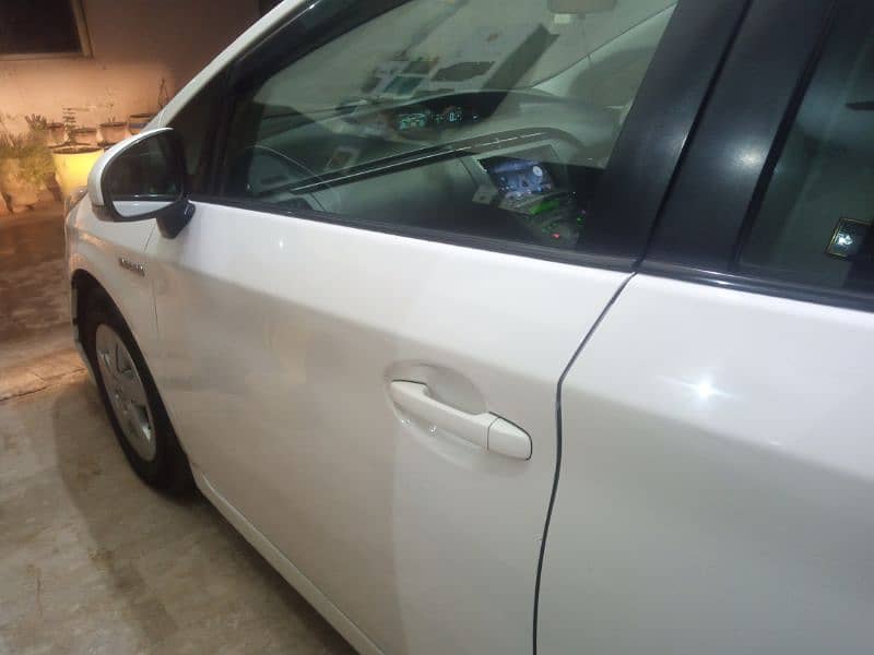 Toyota Prius 2011 total original 100% new car 2