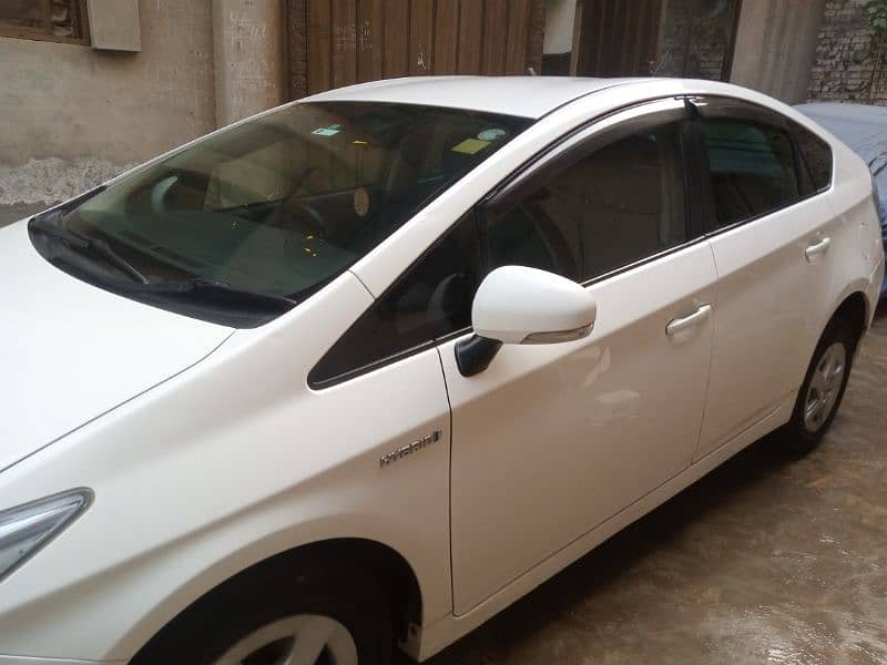 Toyota Prius 2011 total original 100% new car 6