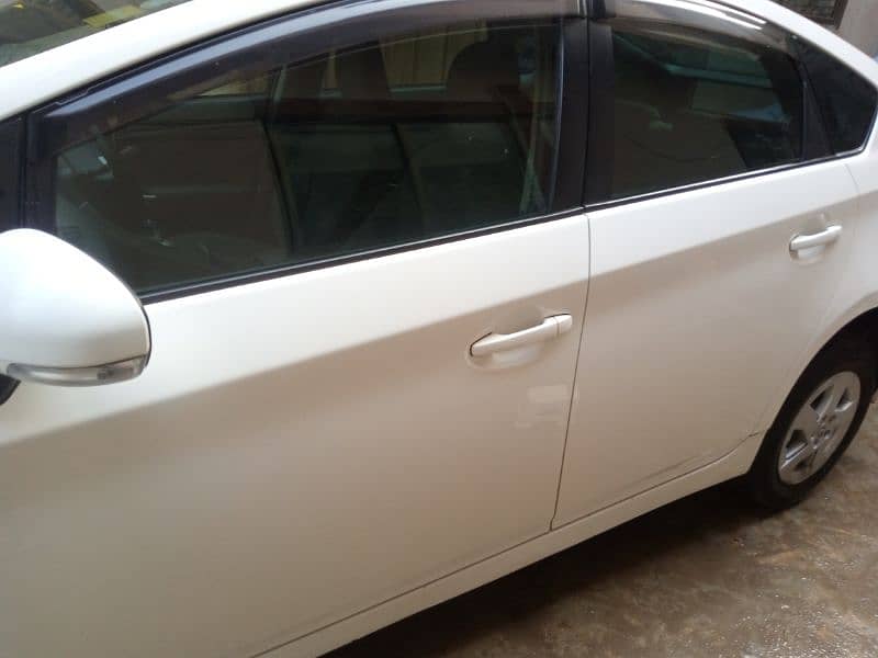 Toyota Prius 2011 total original 100% new car 7