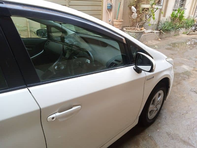 Toyota Prius 2011 total original 100% new car 9