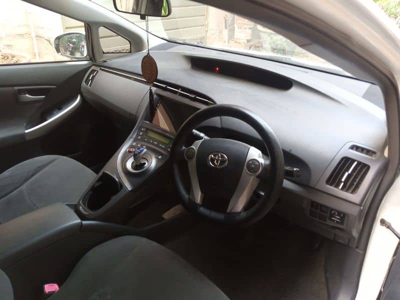 Toyota Prius 2011 total original 100% new car 15