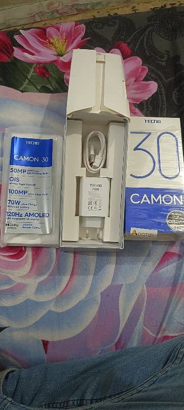 Camon 30 12gb wala hay 4 month use kra hay 10 by 10 hay back panne 0