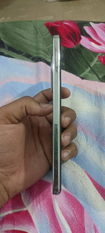 Camon 30 12gb wala hay 4 month use kra hay 10 by 10 hay back panne 2