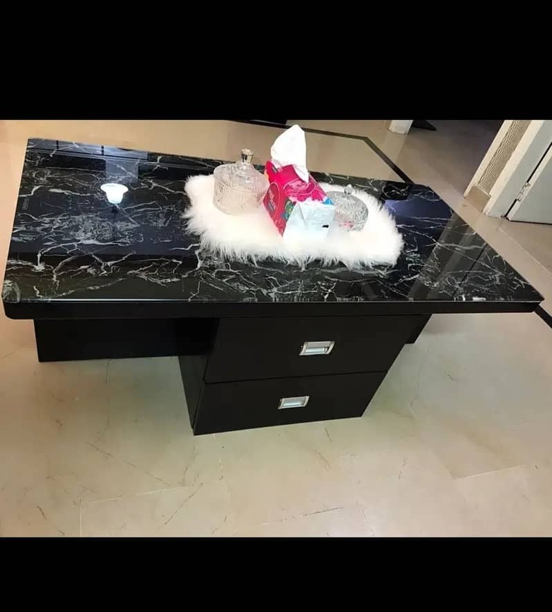 Center table in good condition 0