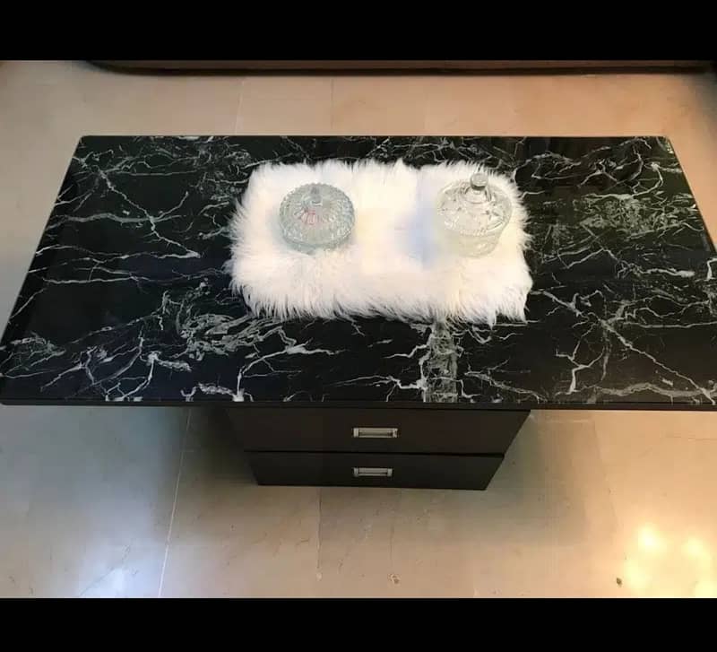 Center table in good condition 1