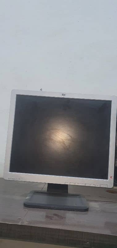 hp lcd 17 inches 1