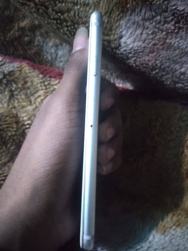 I m selling iPhone 6s 3