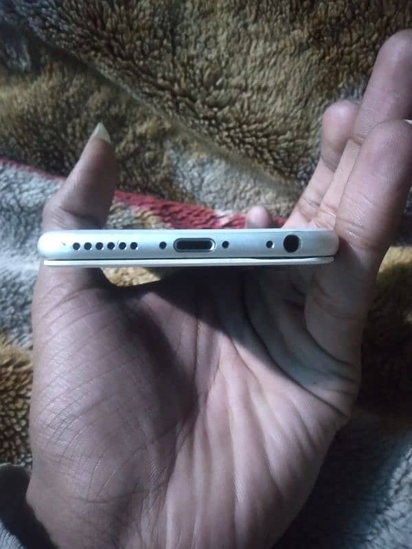 I m selling iPhone 6s 4