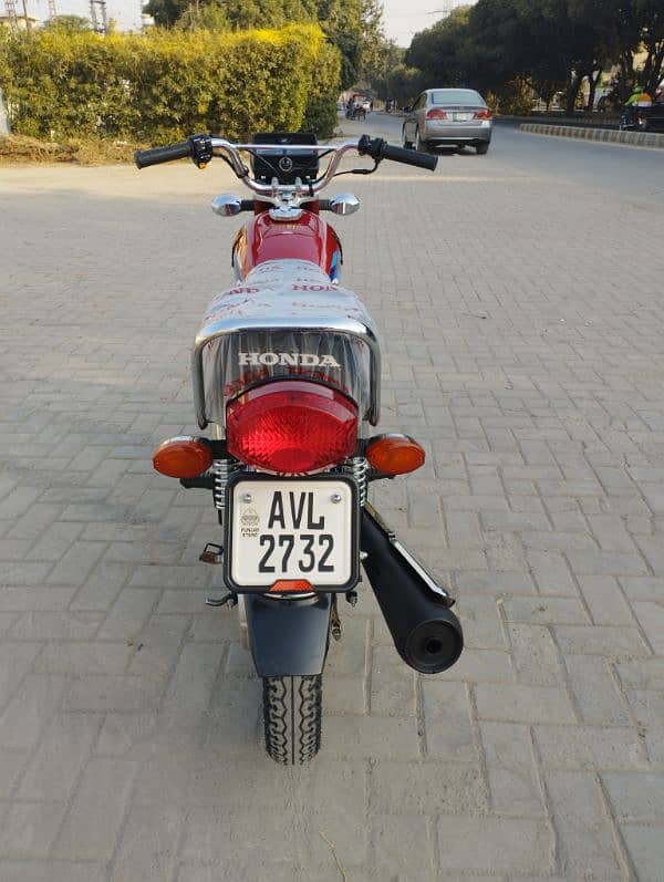 HONDA CG 125 2024 ONLY 5 MONTHS USED 2000KM LIKE BRAND NEW. 4