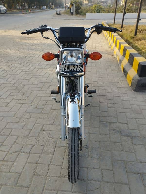 HONDA CG 125 2024 ONLY 5 MONTHS USED 2000KM LIKE BRAND NEW. 5