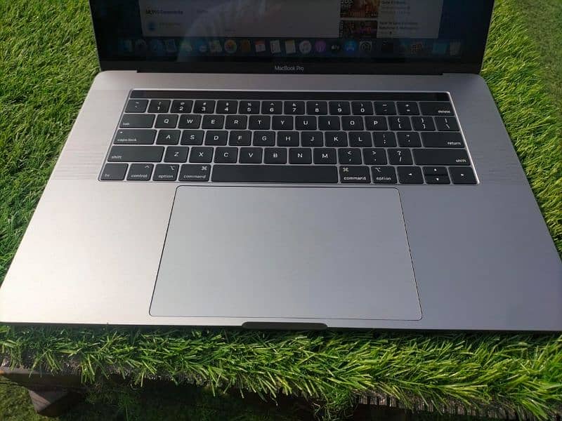 MacBook pro 2017(15inch) Core i7 16gb 512gb 3