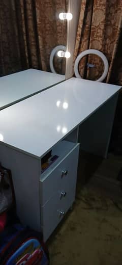 White scratchless table with 3 drawers