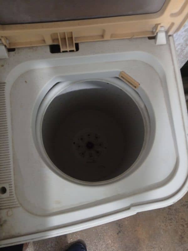 Toyo Semi Auto Washing Machine 10/10 Condition Black Beauty For Sale 8