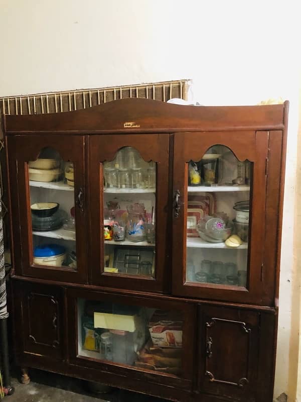 a good condition showcase. A vast space to hold crockery. 1