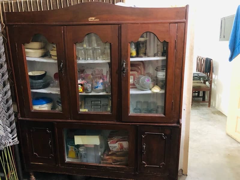 a good condition showcase. A vast space to hold crockery. 2