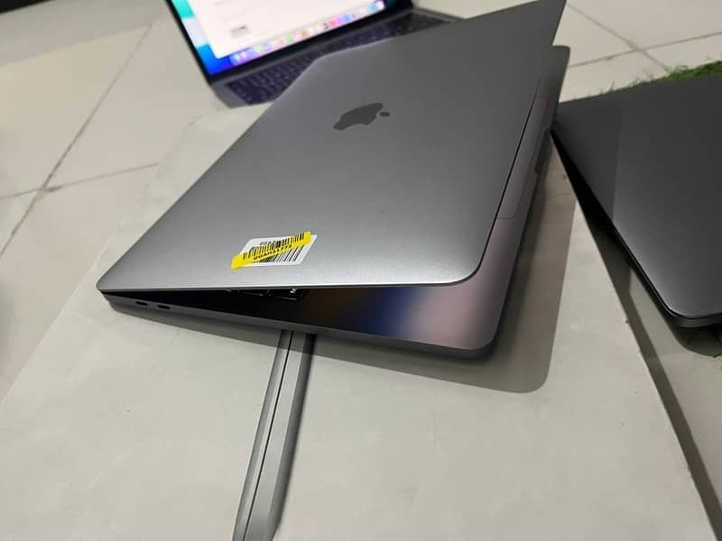 Apple MacBook Pro 2019  16 inch  Core i7  32 GB RAM  512 GB SSD 2