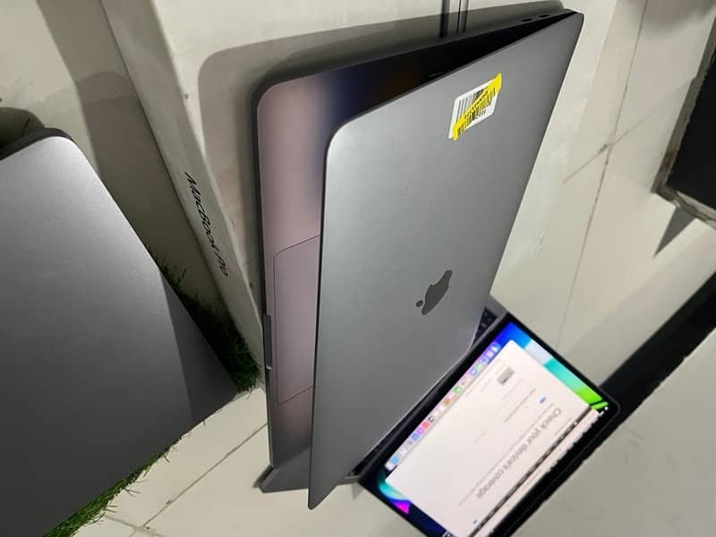 Apple MacBook Pro 2019  16 inch  Core i7  32 GB RAM  512 GB SSD 3