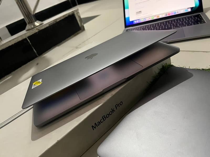 Apple MacBook Pro 2019  16 inch  Core i7  32 GB RAM  512 GB SSD 5