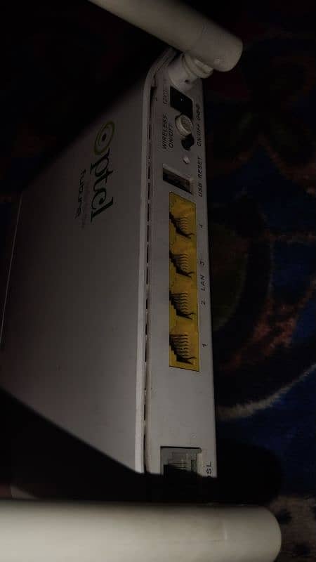 Selling Used like new PTCL D-Link Router Model no# DSL-G225 3