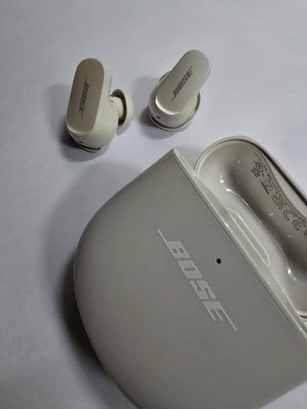 Bose Quiet comfort 35 ll wireless Earbuds 0