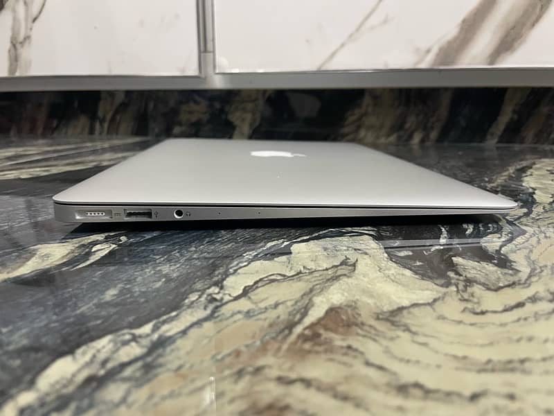 MacBook Air, 2017 13-inch ,Core i5 8GB RAM, 128GB 7