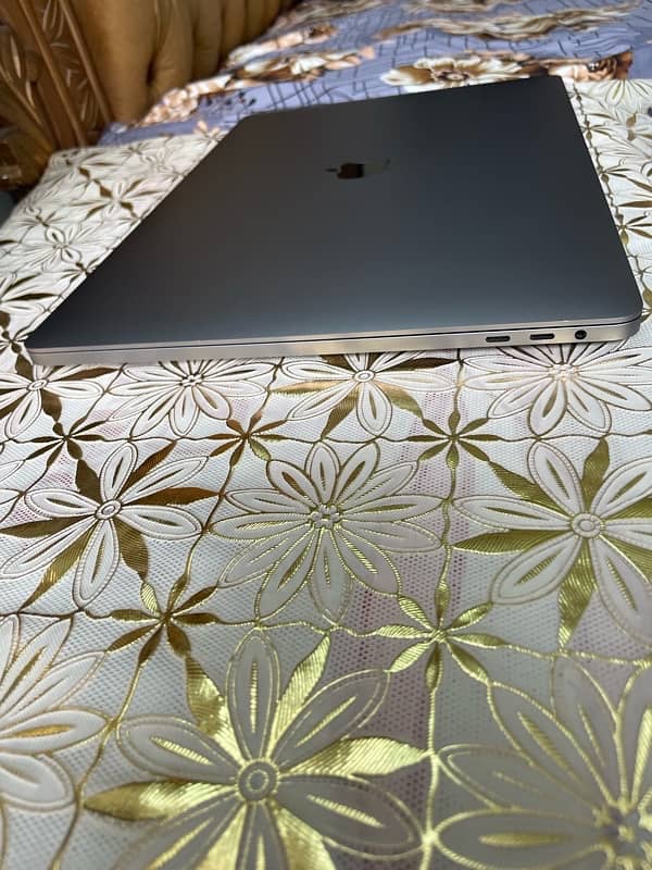 MacBook Pro 2019 , 16-inch, Intel Core i7, 16GB , 512GB 4